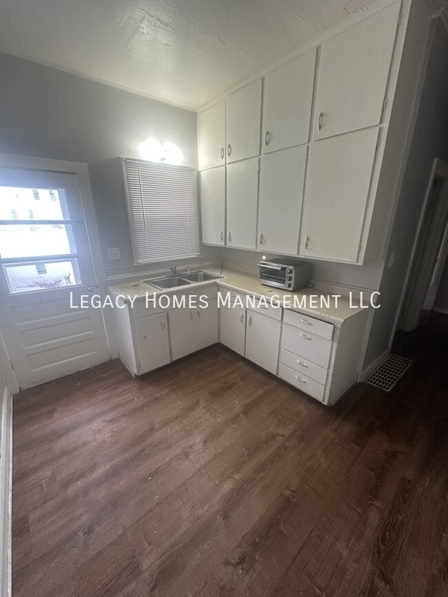 Primary Photo - 620-622 W 6th St-620