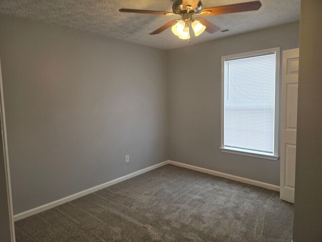 Building Photo - 2 Bedroom, 1 bath apartment - Downstairs Unit