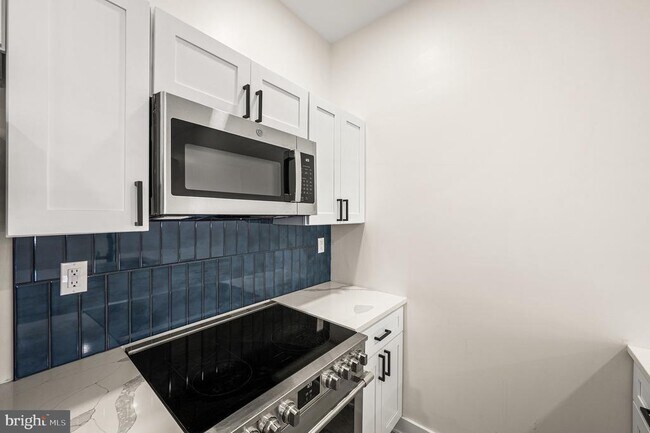 Building Photo - 441 S 61st St