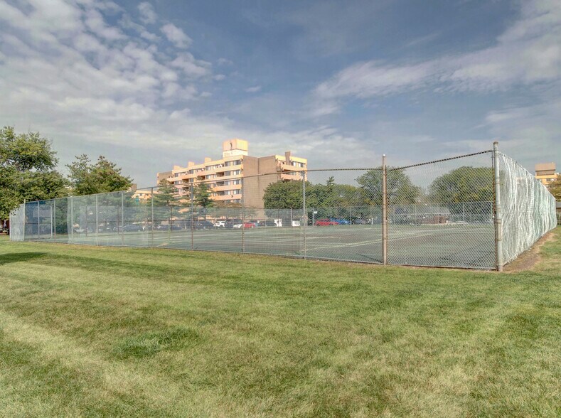 Building Photo - 807 Eves Dr
