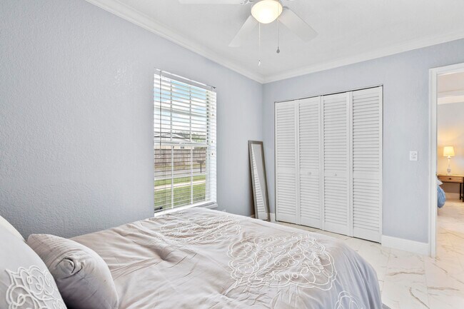 Building Photo - 812 NW 6th Ave