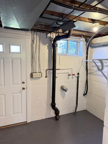 Building Photo - 3295 Woodhaven Dr