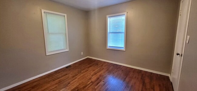 Building Photo - Adorable 3 Bedroom Home $1050!!!