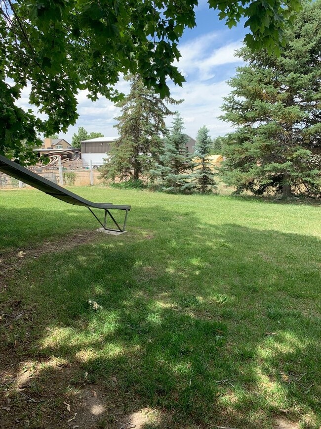 Building Photo - 2 Bedroom/1 Bathroom Duplex in Bluffdale