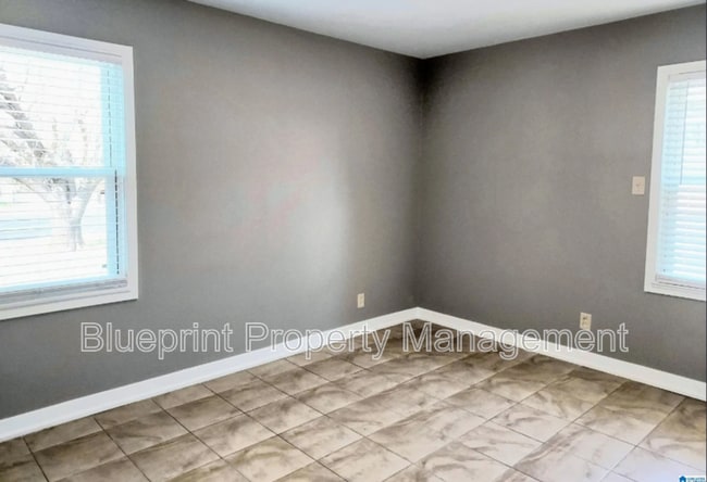 Building Photo - 513 10th Ave S