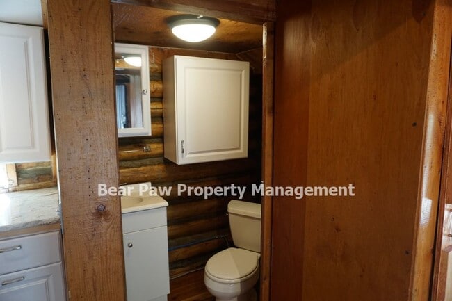 Building Photo - Cute Cabin in the Woods!!