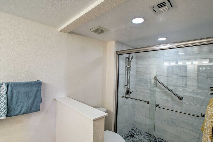 Building Photo - 4303 E Cactus Rd