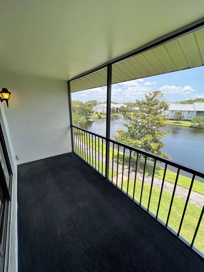 Building Photo - Beautifully Updated 2 Bedroom, 2 Bath Top ...