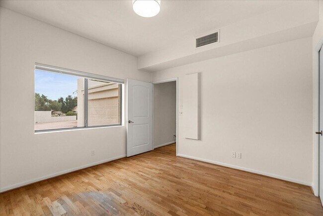 Building Photo - 5209 E Via Buena Vista
