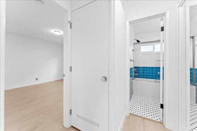 Building Photo - 1347 N Las Palmas Ave