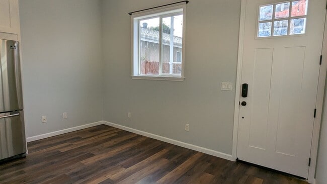 Building Photo - Private 1 Bed 1 Bath Back House with Yard ...