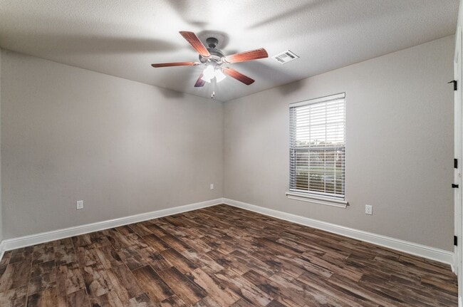Building Photo - 2091 Eagle Dr