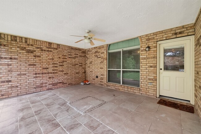 Building Photo - 23719 River Pl Dr