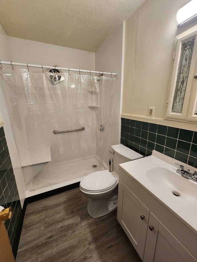 Building Photo - 4 Bedroom Clean House For Rent