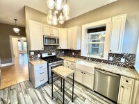 Building Photo - Charming 2 bed 1 bath W/D in unit, free parking, renovated kitchen, fenced backyard, in a walkabl...