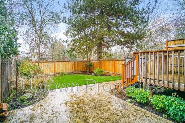 Building Photo - 6133-6135 SE Frances St