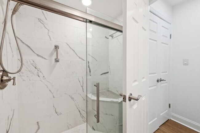 Building Photo - Renovated Studio w/ Private Balcony Glover...