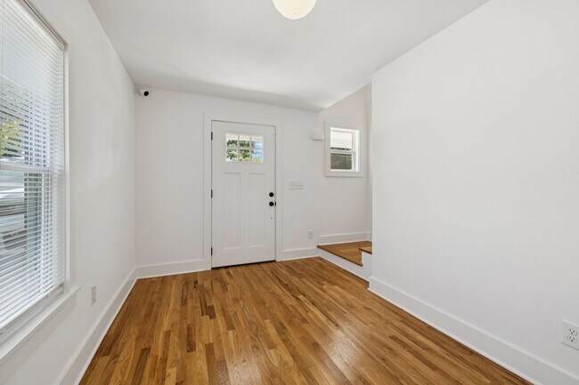 Building Photo - Beautifully Remodeled Home Just Minutes From Downtown Nashville