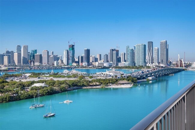 Building Photo - 1000 Venetian Way