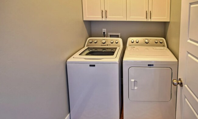 Building Photo - 4 bedroom/2.5 bathroom Townhome in Eagle Mountain