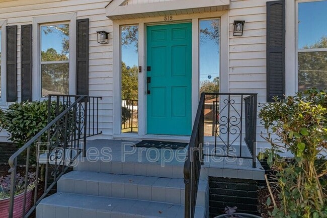 Building Photo - 512 N Pineview Ave