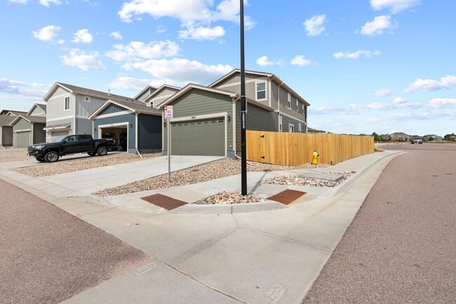 Building Photo - Modern 4BD/3BA Home with Covered Balcony &...