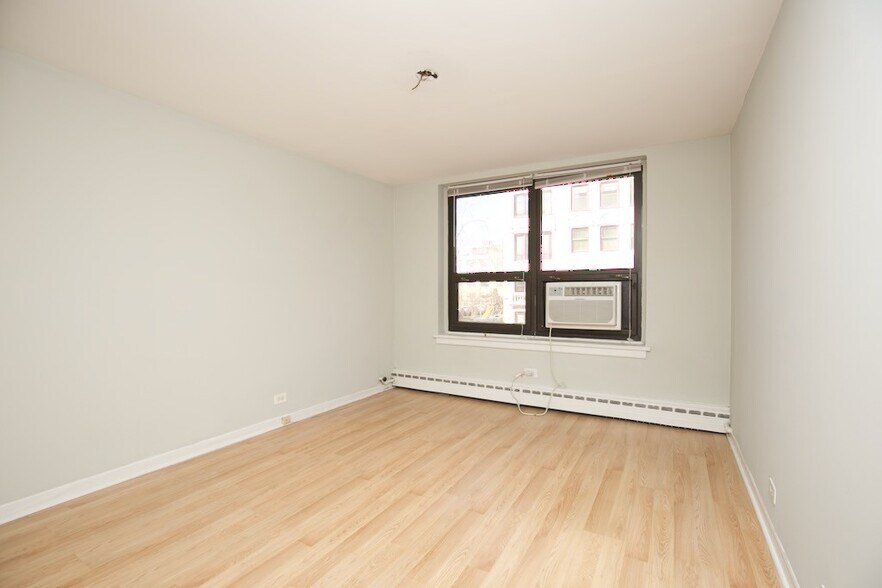 Building Photo - 428 W Wellington Ave