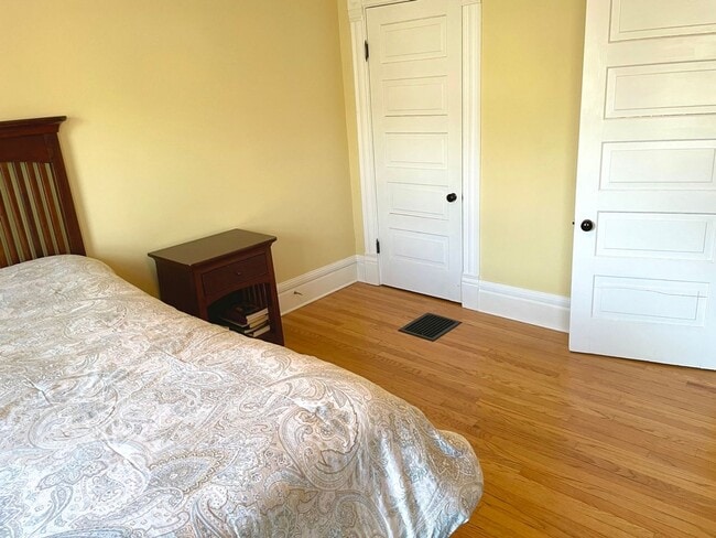 Building Photo - 2 bedroom in Heritage Hill