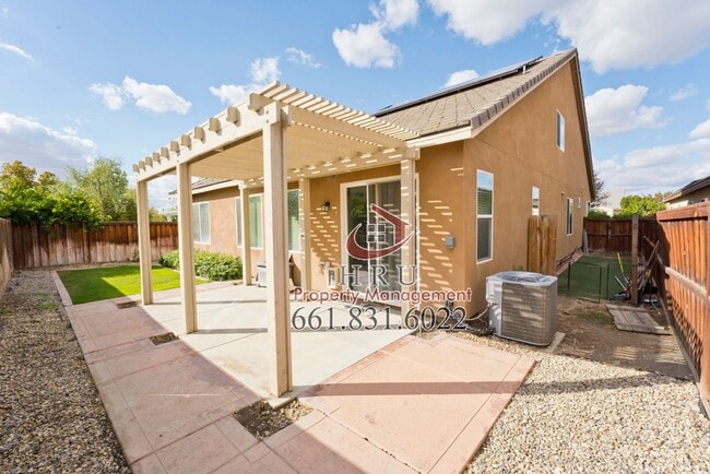 Building Photo - Stunning 4-bedroom, 3-bathroom home