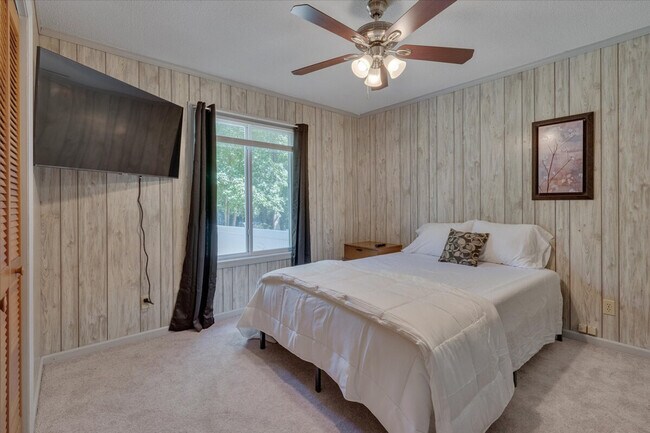 Building Photo - 4225 Meadowbrook Rd