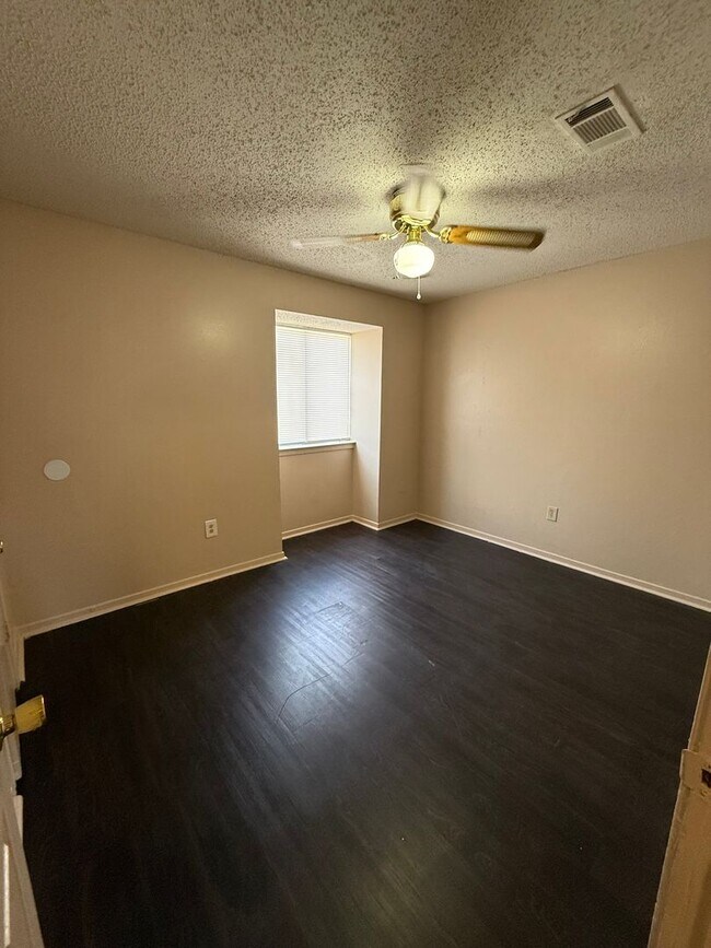 Building Photo - 2 bedroom 2 bath town home in a gated community