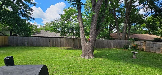 Building Photo - Contemporary Ranch in a beautiful, quiet s...