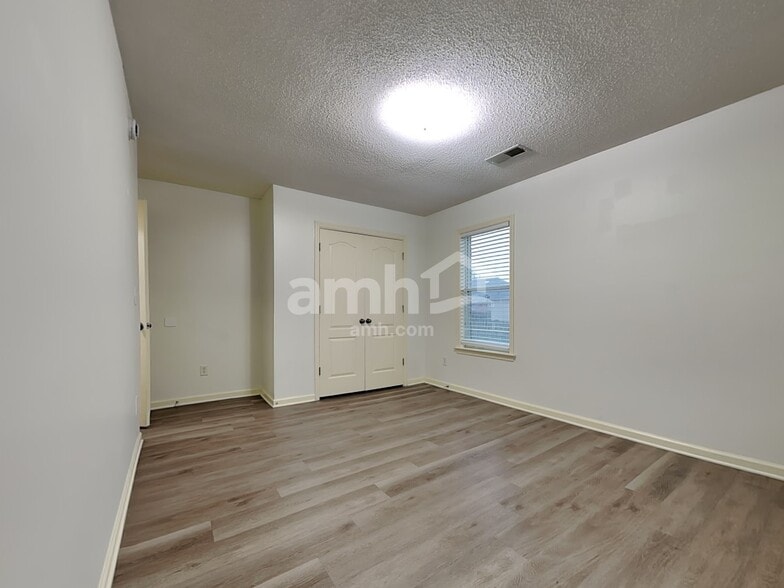 Building Photo - 6377 Braybourne Main