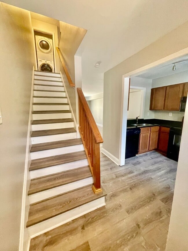 Building Photo - Must see this adorable 2 bedroom 1.5 bath ...