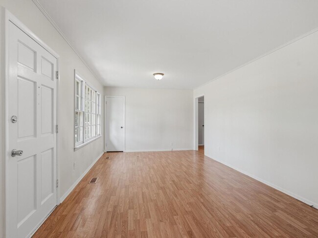 Building Photo - Close to Downtown Athens! Established neighborhood!