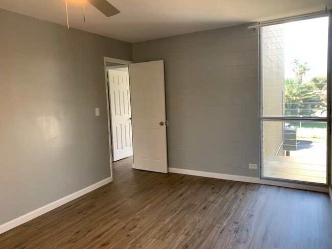 Building Photo - 2Bed/1.5Bth Remodeled fresh clean..like new move in ready now!