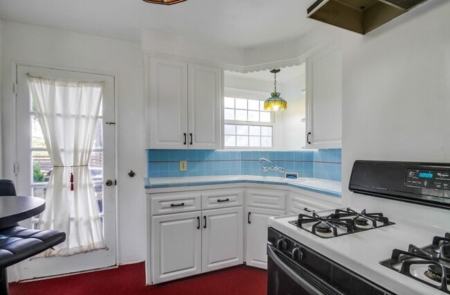 Building Photo - Cozy Home Between Mission Beach and Missio...