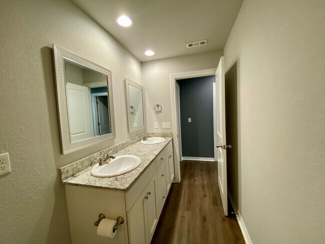 Building Photo - Lovely 3 Bedroom Home Ready NOW! Pets Welc...