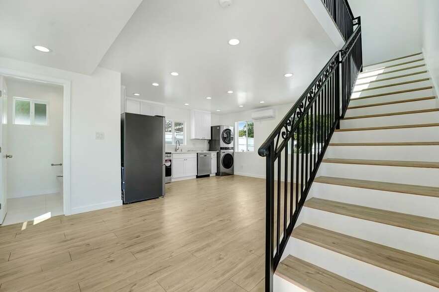 Primary Photo - 22567 Leadwell St