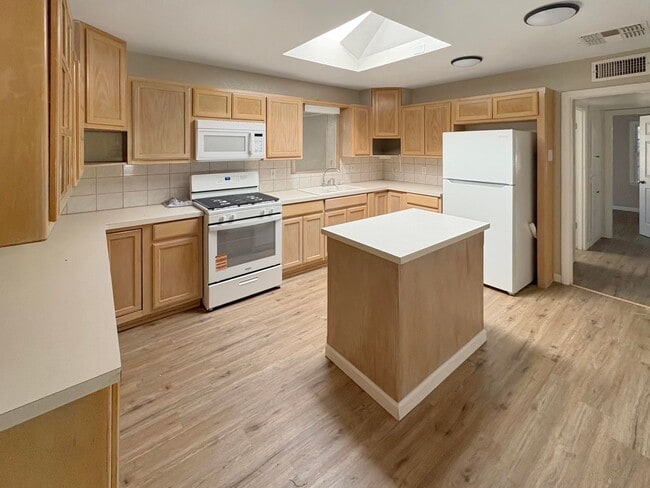 Building Photo - 512 E Mesa Dr