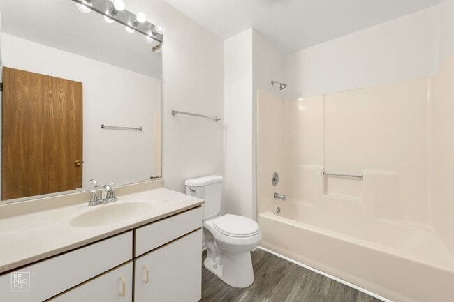 Building Photo - Two Bedroom Condo in Wheaton