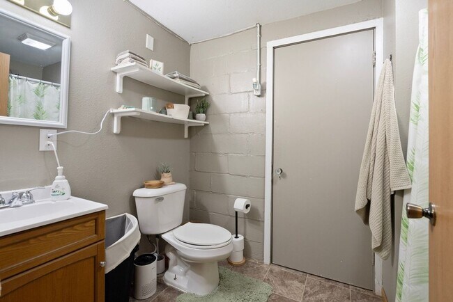 Building Photo - 603 W 18th St