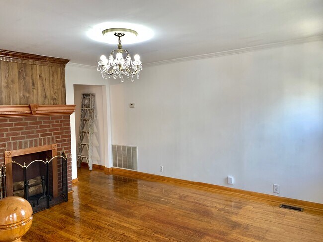 Building Photo - 427 Warren St