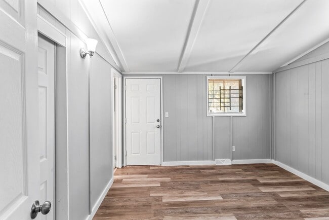 Building Photo - Affordable Comfort in Independence — 1-Bed...