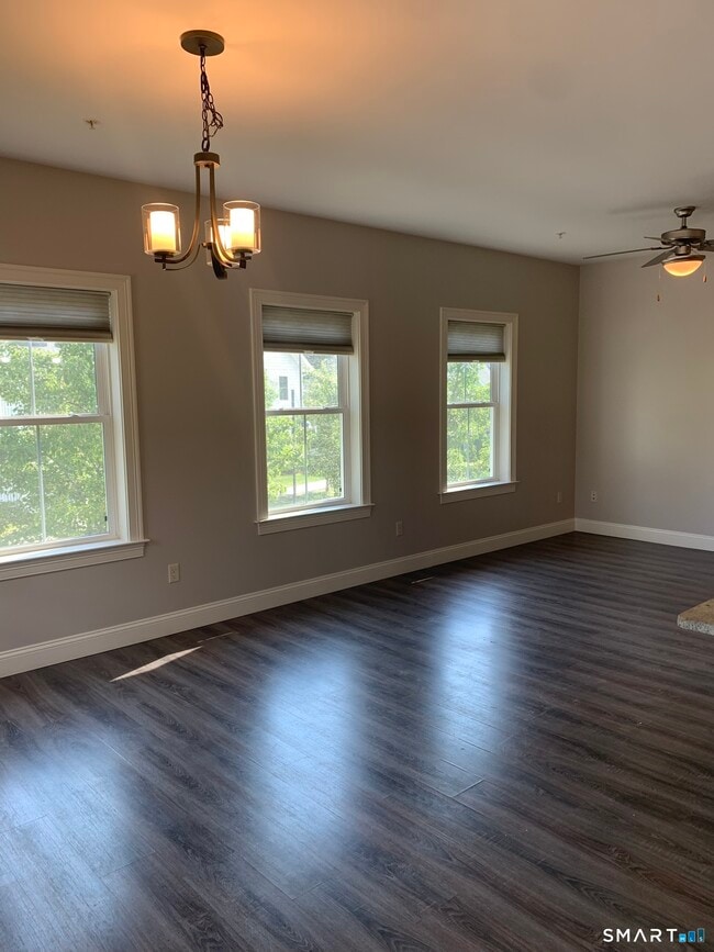 Building Photo - 102 Edgewater Cir