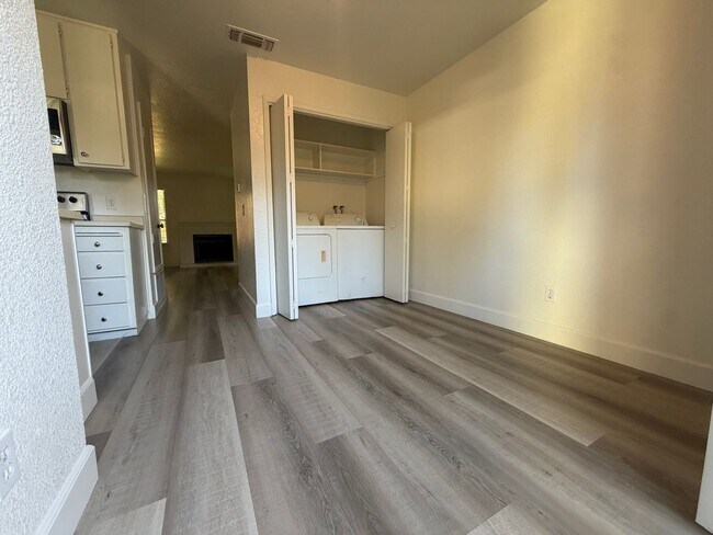 Building Photo - Beautiful 2 bedroom 1 bath Available today! Apply today!