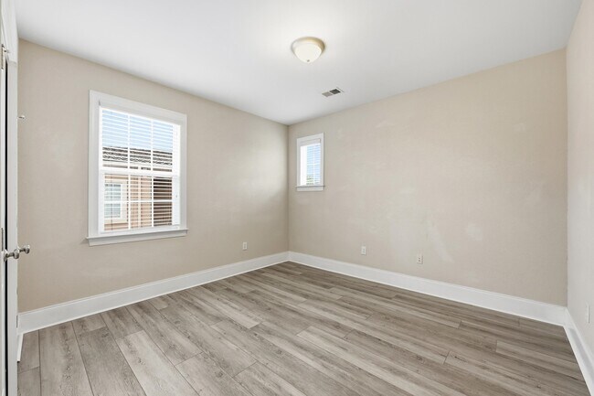 Building Photo - 109 Lac Courte