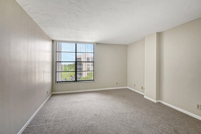 Building Photo - 21 Royal Palm Way