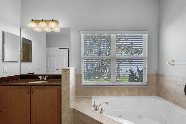 Building Photo - 4/2.5/2 Woodland Lakes Preserve Available Now