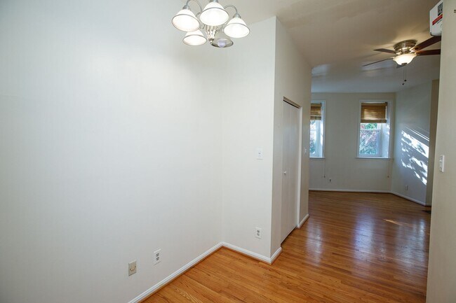 Building Photo - Charming Hill East One Bedroom